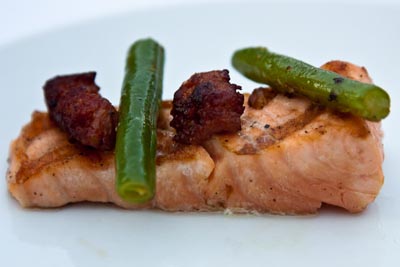 salmon with green beans and linguisa